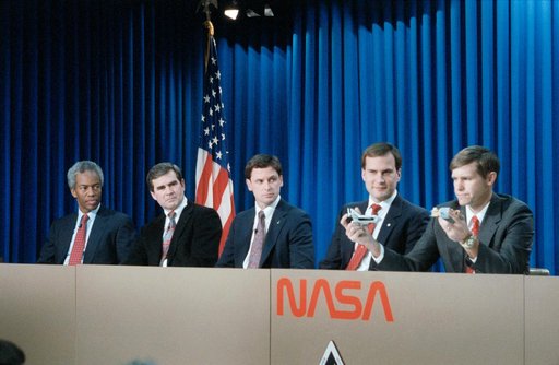 STS-39 crewmembers participate in preflight press conference at JSC's Bldg 2