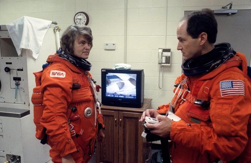 STS-43 crewmembers discuss procedures prior to training in JSC's MAIL Bldg 9