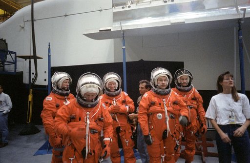 STS-48 crewmembers, in LESs, prepare to for emergency egress training at JSC