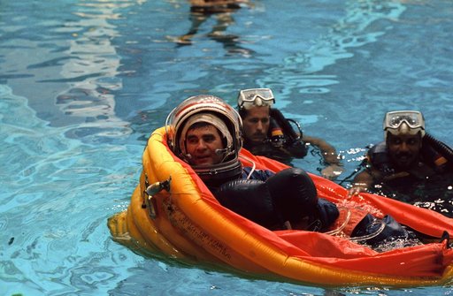 STS-52 Mission Specialist Veach in life raft during JSC bailout exercises