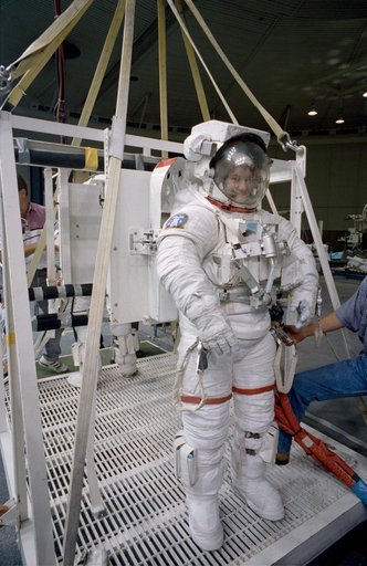 STS-54 MS3 Helms, in EMU, on platform prior to underwater simulation at JSC