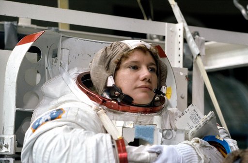 STS-54 MS3 Helms tests CCA equipment prior to an underwater simulation at JSC