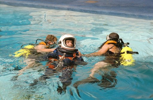 STS-55 MS2 Precourt is assisted by divers during water egress training at JSC