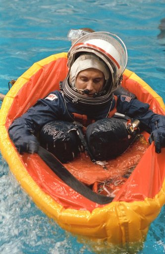 STS-51 astronauts participate in emergency bailout training in WETF