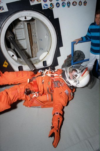STS-57 MS2 Sherlock, in LES, tumbles out JSC's CCT side hatch using CES pole