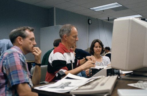 STS-61 crew utilizing Virtual Reality in training for HST repair mission