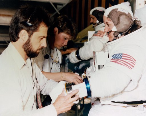 STS-61 crewmembers participate in neutral buoyancy training at MSFC