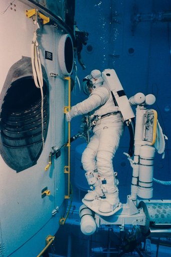 STS-61 crew participates in HST optical correction training at MSFC