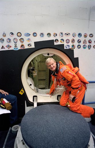 STS-62 crew prepare for emergency egress training