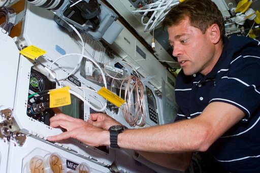 STS-93 Pilot Ashby works with the CGBA experiment on the middeck