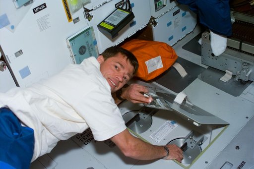 Pilot Ashby exchanges the LiOH canisters on the middeck of Columbia