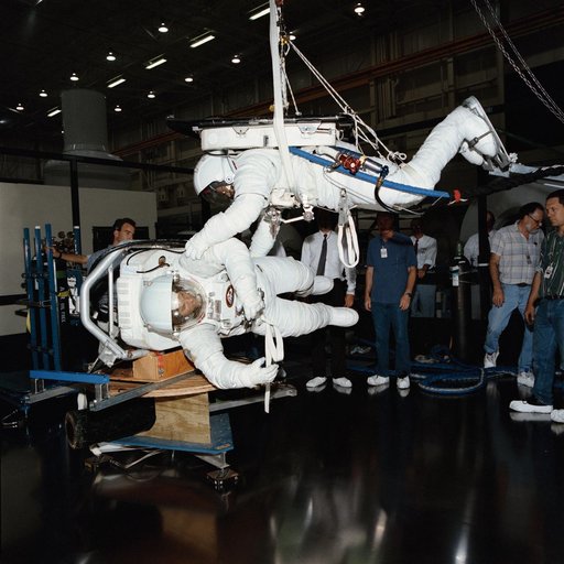 STS-64 SAFER exercise in bldg 9NW on the air-bearing floor