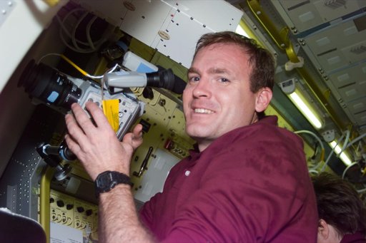 Cmdr Halsell videotapes experiment in Spacelab module