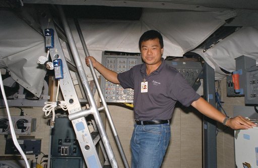 STS-72 crew trains in Fixed Base (FB) Shuttle Mission Simulator (SMS)