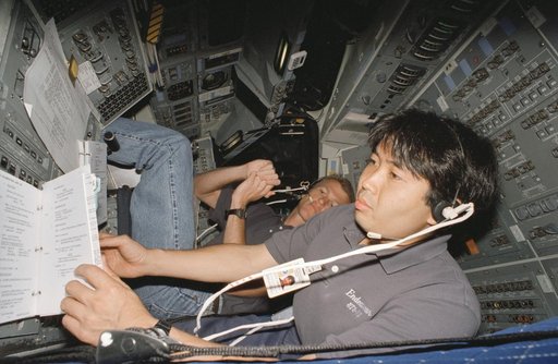 STS-72 crew trains in Fixed Base (FB) Shuttle Mission Simulator (SMS)