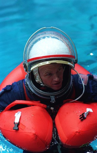 STS-81 crewmembers participate in bailout training in Bldg 29 WETF