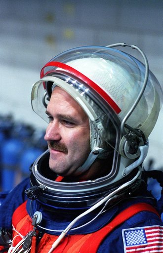 STS-81 crewmembers participate in bailout training in Bldg 29 WETF