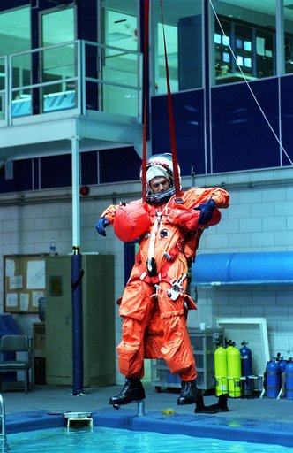 STS-81 crewmembers participate in bailout training in Bldg 29 WETF