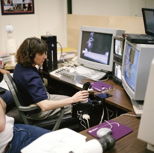 STS-88 crew use simulators and virtual reality in preflight training