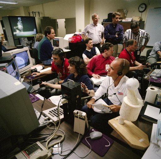 STS-88 crew use simulators and virtual reality in preflight training