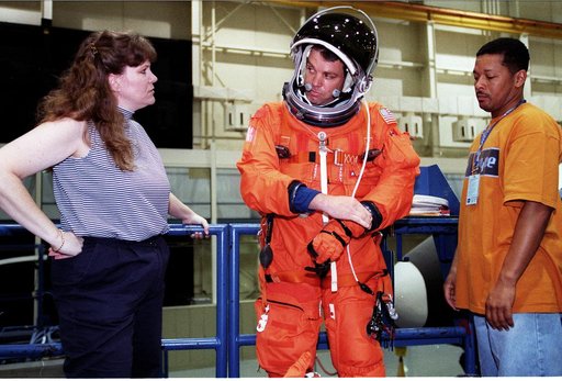 STS-99 crewmembers bailout training in building 9