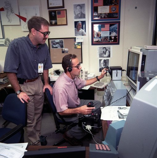 STS-103 crew perform virtual reality training in building 9N