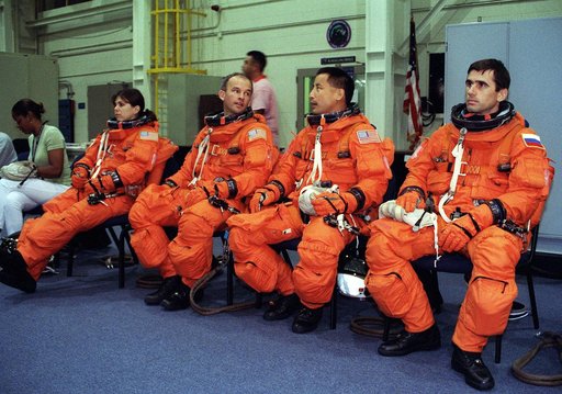 STS-101 crewmembers participate in egress training in building 9N