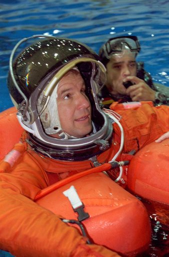 STS-97 crewmembers participate in water survival training at NBL