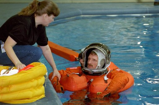 STS-97 crewmembers participate in water survival training at NBL