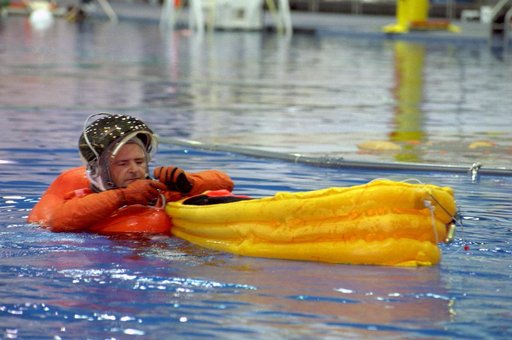 STS-97 crewmembers participate in water survival training at NBL
