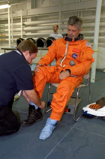 STS-97 crewmembers participate in water survival training at NBL