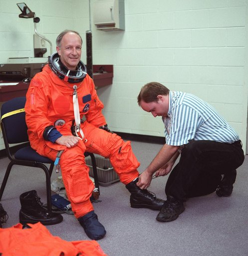 STS-103 crewmembers participate in bailout training in building 9N