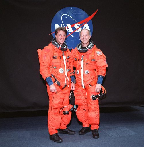 STS-103 crewmembers participate in bailout training in building 9N