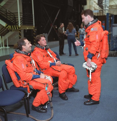STS-103 crewmembers participate in bailout training in building 9N