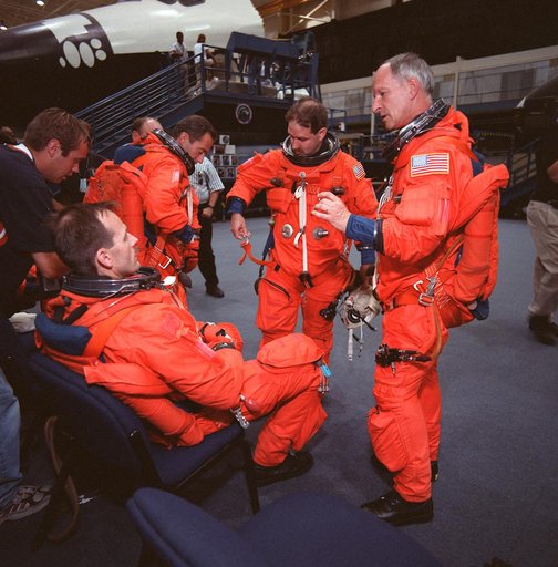 STS-103 crewmembers participate in bailout training in building 9N