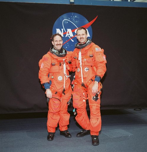 STS-103 crewmembers participate in bailout training in building 9N