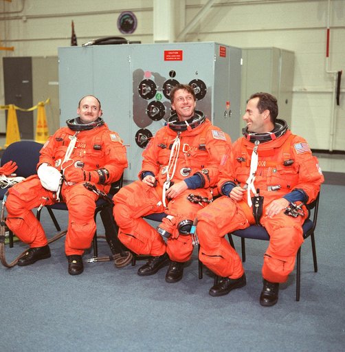 STS-103 crewmembers participate in bailout training in building 9N
