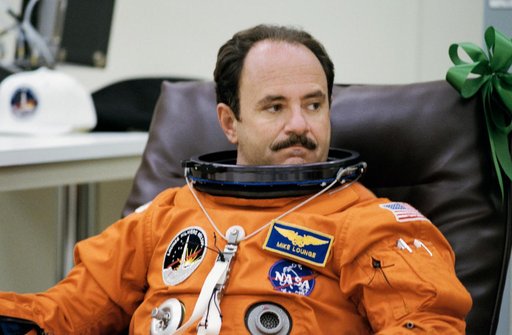 STS-26 Mission Specialist (MS) Lounge relaxes in KSC O&C Bldg preflight