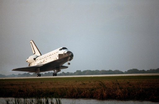 STS-45 Atlantis, Orbiter Vehicle (OV) 104, lands on runway 33 at KSC SLF