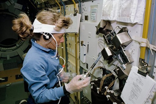 STS-47 MS Davis uses SLJ Rack 8 continuous heating furnace (CHF) on OV-105