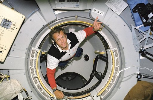 STS-47 MS / PLC Lee in spacelab tunnel prepares to enter SLJ module