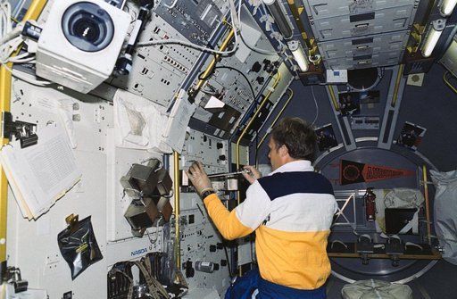 STS-47 MS / PLC Lee conducts experiment using GHF located in SLJ Rack 10