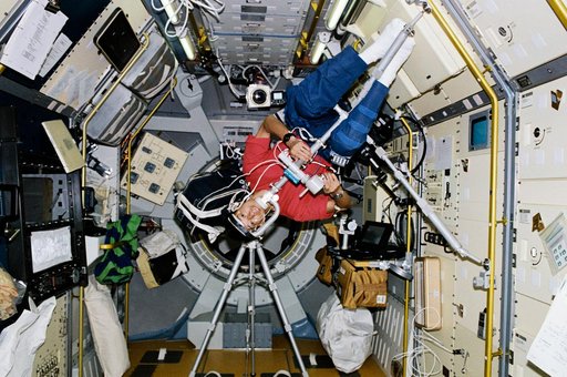 STS-47 Payload Specialist Mohri conducts visual stability experiment in SLJ
