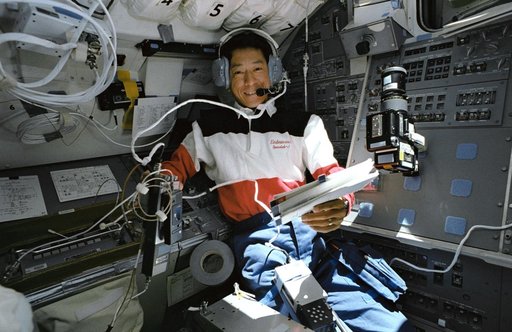 STS-47 Payload Specialist Mohri uses SAREX II on OV-105's aft flight deck
