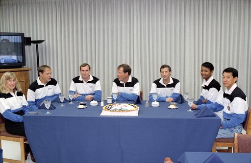 STS-47 Endeavour, OV-105, crew eats preflight breakfast at KSC O&C Bldg