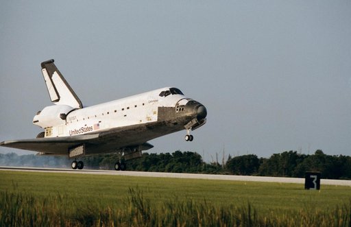 STS-50 Columbia, Orbiter Vehicle (OV) 102, lands on runway 33 at KSC SLF