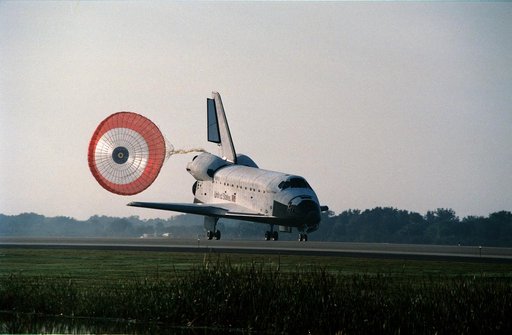STS-54 Endeavour, Orbiter Vehicle (OV) 105, lands on runway 33 at KSC's SLF