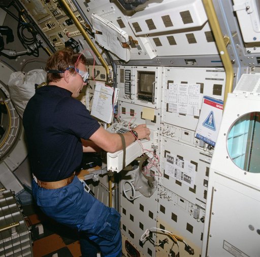 STS-55 German Payload Specialist Schlegel manipulates ROTEX controls in SL-D2