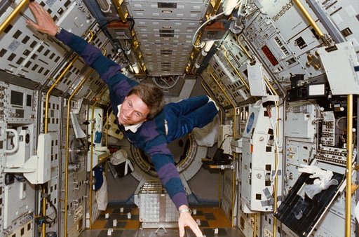STS-55 German Payload Specialist Walter freefloats inside the SL-D2 module