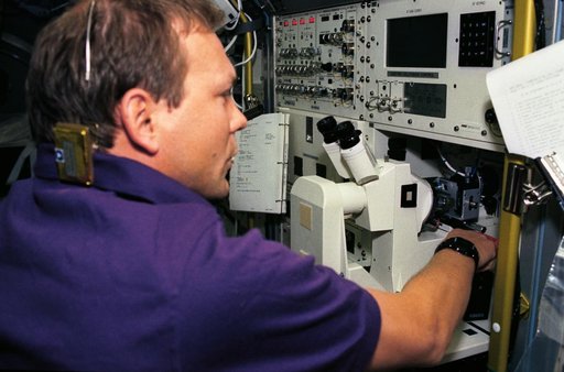 STS-55 German Payload Specialist Schlegel works at SL-D2 Biolabor microscope